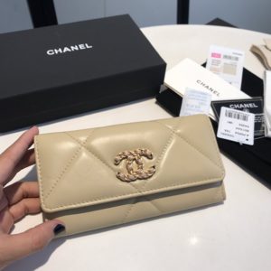 CHANEL 19 FLAP WALLET<br>샤넬 19 플랩 지갑<br><i>16.5x9cm 이태리산양가죽</i>