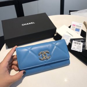 CHANEL 19 FLAP WALLET<br>샤넬 19 플랩 지갑<br><i>16.5x9cm 이태리산양가죽</i>