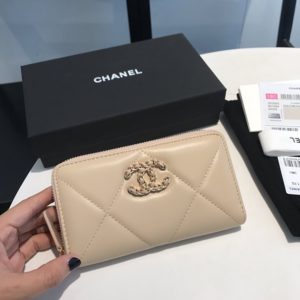 CHANEL 19 FLAP ZIPPER WALLET<br>샤넬 19 플랩 지퍼지갑<br><i>16.5x9cm 이태리산양가죽</i>