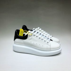 ALEXANDER MCQUEEN OVERSIZED SNEAKERS<br>알렉산더 맥퀸 오버솔 스니커즈<br><i>35-44 SIZE 최상급</i>