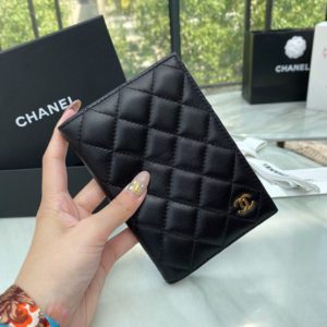 CHANEL CLASSIC PASSPORT CASE<br>샤넬 클래식 여권 케이스<br><i>14.5×10.5x2cm 이태리 양가죽</i>