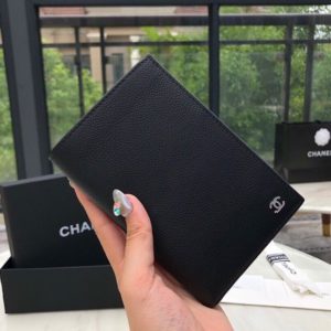 CHANEL CLASSIC PASSPORT CASE<br>샤넬 클래식 여권 케이스<br><i>15×10.5x2cm 이태리 소가죽</i>