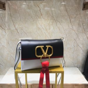 VALENTINO VLING SHOULDER BAG<br>발렌티노 VRING 숄더백<br><i>21x15x9cm 이태리가죽</i>