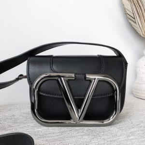 VALENTINO SUPERVEE CROSSBODY BAG<br>발렌티노 슈퍼비 크러스바디 백<br><i>18×12.5×7.5cm 이태리가죽</i>