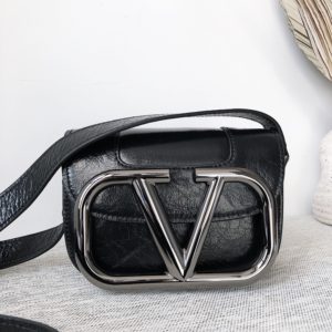 VALENTINO SUPERVEE CROSSBODY BAG<br>발렌티노 슈퍼비 크러스바디 백<br><i>18×12.5×7.5cm 이태리가죽</i>