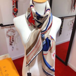 LOUIS VUITTON SCARF<br>루이비통 스카프<br><i>140x140cm 실크60%양모40%</i>