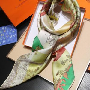 HERMES SCARF<br>에르메스 스카프<br><i>140x140cm 실크100%</i>