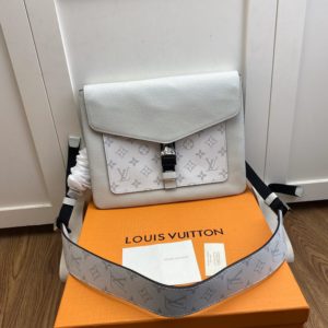 LOUIS VUITTON OUTDOOR FLAP BAG 루이비통 아웃도어 플랩 백