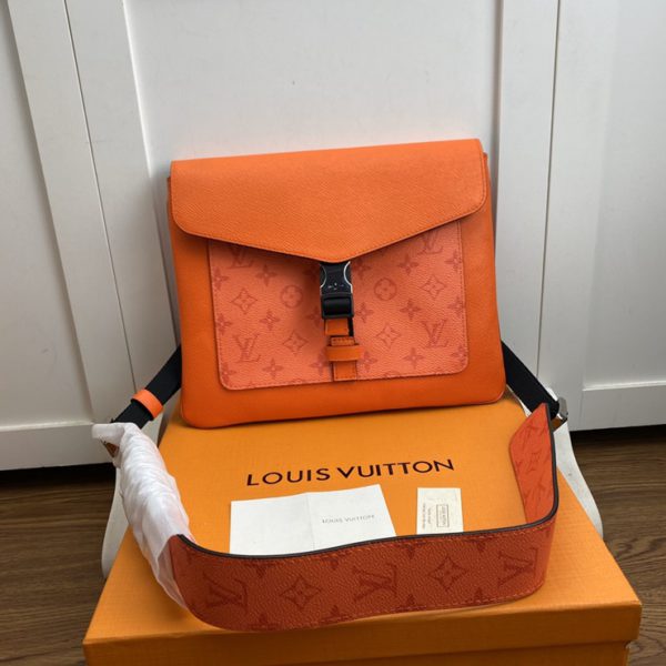 LOUIS VUITTON OUTDOOR FLAP BAG 루이비통 아웃도어 플랩 백