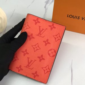 LOUIS VUITTON PASSPORT COVER<br>루이비통 여권 케이스<br><i>14x10cm</i>