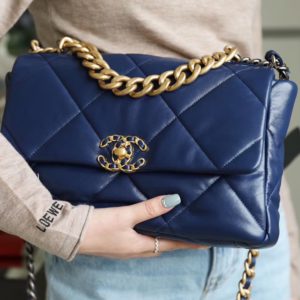 CHANEL 19 FLAP BAG 샤넬 19 핸드백 플랩 백[다크블루][M사이즈]