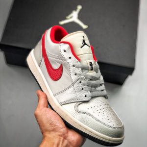 [NIKE] 조던 1 레트로 로우 블랙 메탈릭 실버 바 시티 레드 Jordan 1 Retro Low Black Metallic Silver Varsity Red