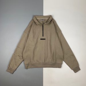 [FEAR OF GOD] 피어오브갓 FOG ESSENTIALS 실리콘 문자 로고 양각 스탠드업 칼라 하프 지퍼 스웨트셔츠