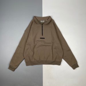 [FEAR OF GOD] 피어오브갓 FOG ESSENTIALS 실리콘 문자 로고 양각 스탠드업 칼라 하프 지퍼 스웨트셔츠