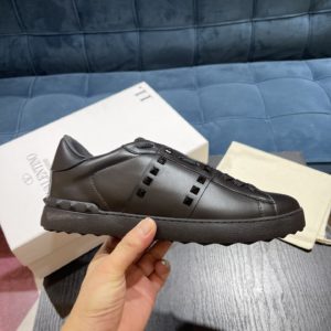 [VALENTINO] 발렌티노 송아지 가죽 락스터드 언타이틀드 스니커즈