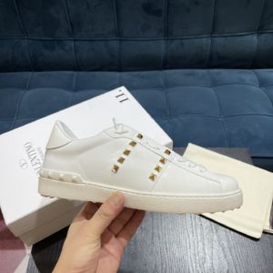 [VALENTINO] 발렌티노 송아지 가죽 락스터드 언타이틀드 스니커즈