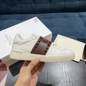 [VALENTINO] 발렌티노 송아지 가죽 락스터드 언타이틀드 스니커즈