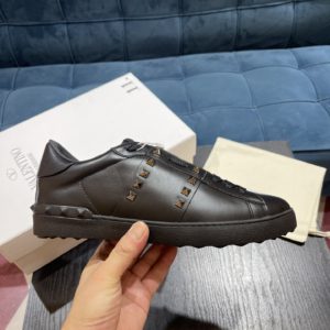 [VALENTINO] 발렌티노 송아지 가죽 락스터드 언타이틀드 스니커즈