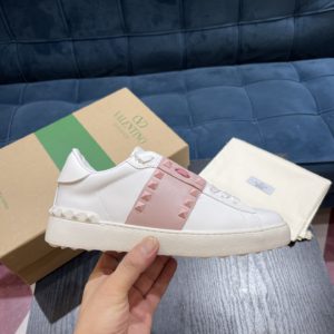 [VALENTINO] 발렌티노 송아지 가죽 락스터드 언타이틀드 스니커즈